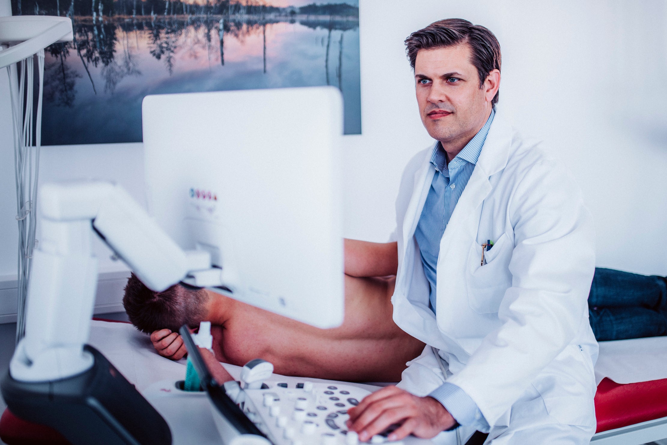 Dr. Stefan Wöhrer bei einer internistischen Untersuchung